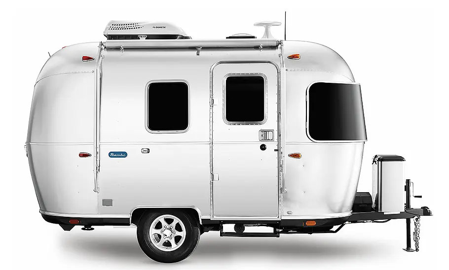 Die Studioaufnahme zeigt den Airstream Bambi 16 (2025) von außen und von der Seite.