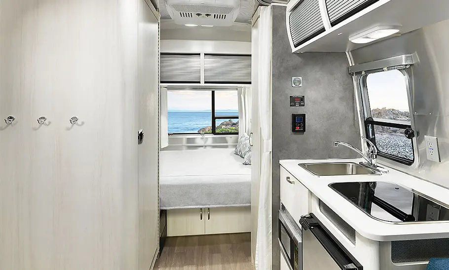 Die Innenaufnahme zeigt den Wohnraum des Airstream Bambi 16 (2025) in der Durchsicht.