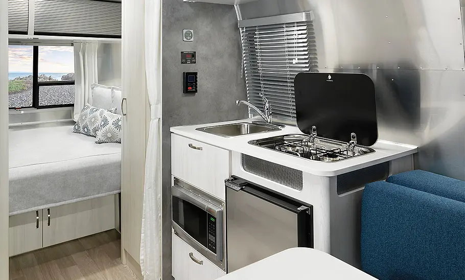 Die Innenaufnahme zeigt die Küchenzeile des Airstream Bambi 16 (2025).