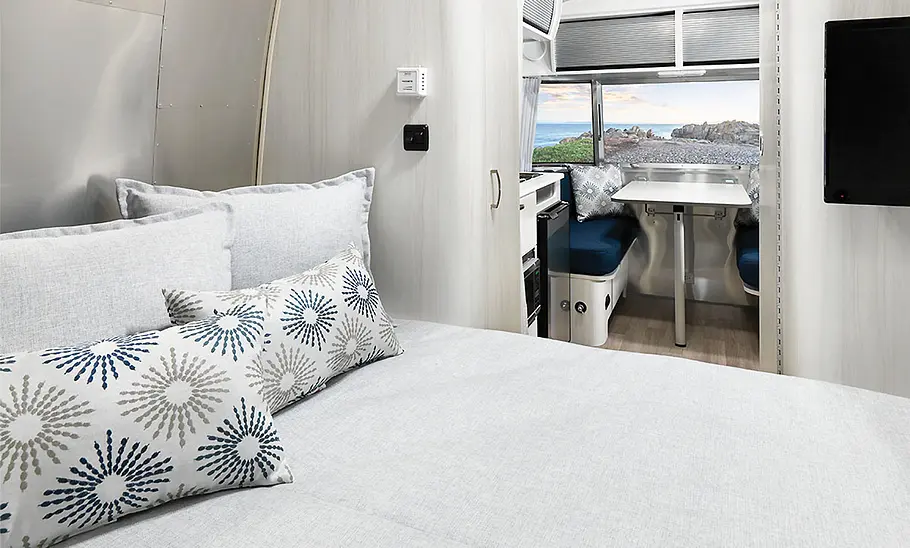 Die Innenaufnahme zeigt den Schlafbereich im Heck des Airstream Bambi 16 (2025).