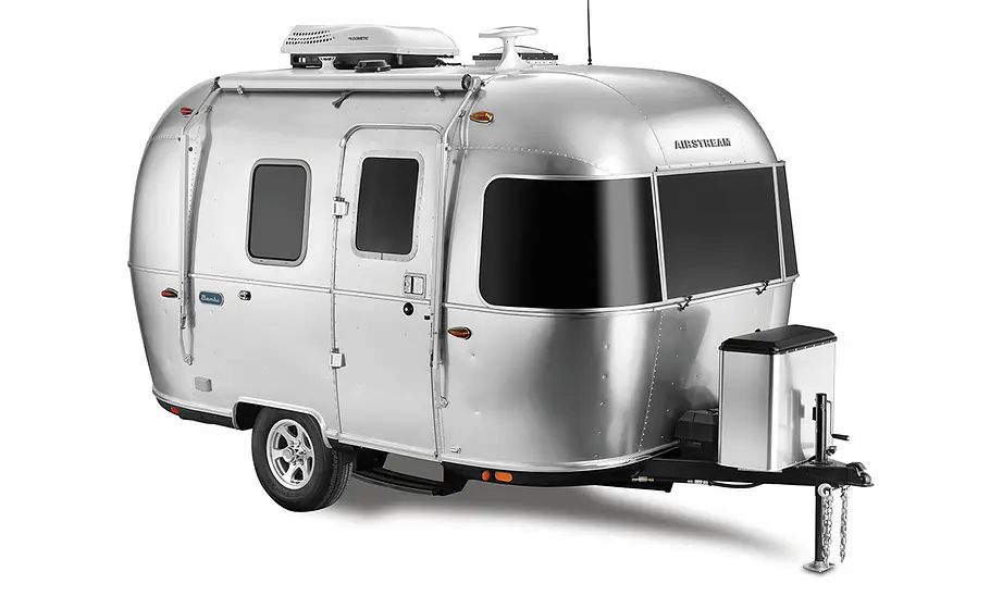 Die Studioaufnahme zeigt den Airstream Bambi 16 (2025) von vorne und schräg seitlich.
