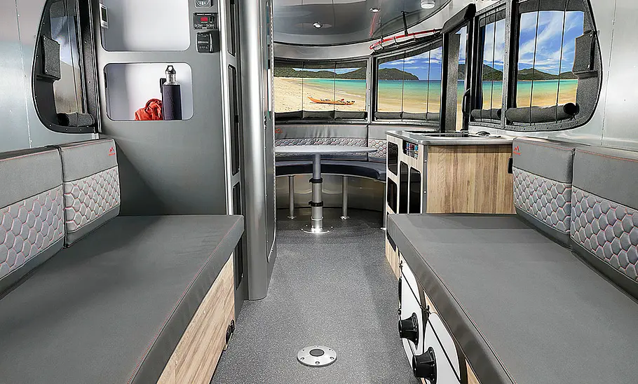 Airstream Basecamp 20 (2025) Das Bild zeigt den Wohnraum des Airstream Basecamp 20 (2025) mit Blick aus dem Heck in Richtung Bug.