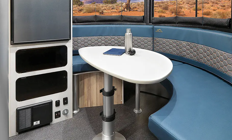 Airstream Basecamp 20 (2025) Das Bild zeigt die Bugsitzgruppe des Airstream Basecamp 20 (2025).