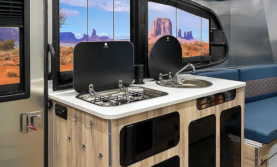 Airstream Basecamp 20 (2025) Das Bild zeigt die Küche des Basecamp 20 (2025).