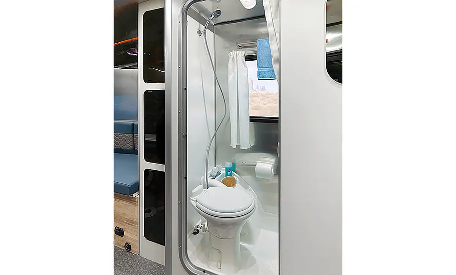 Airstream Basecamp 20 (2025) Das Bild zeigt das Bad des Basecamp 20 (2025).