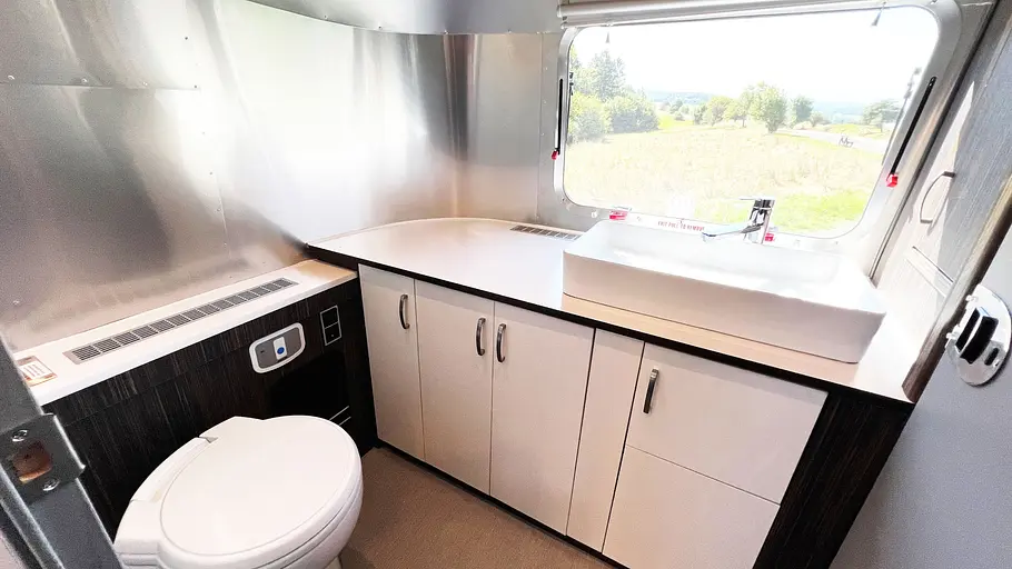 Airstream International 25 IB (2025) Die Innenaufnahme zeigt das Badezimmer des Airstream International 25 IB (2025).