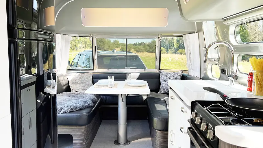 Airstream International 25 IB (2025) Die Innenaufnahme zeigt den Wohnbereich des Airstream International 25 IB (2025).