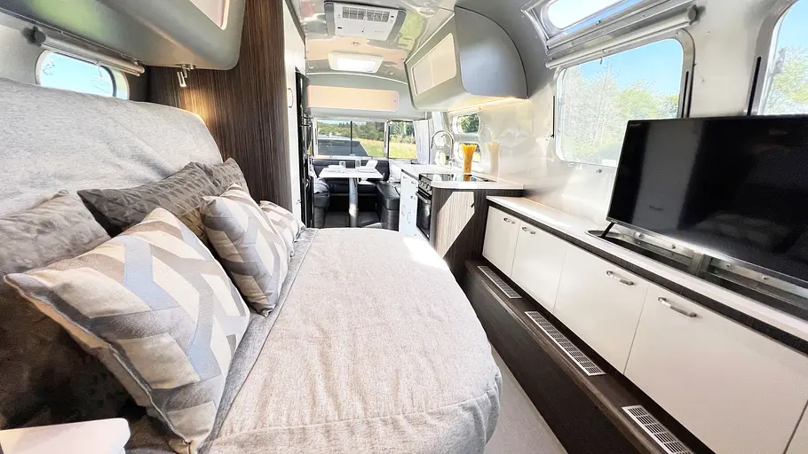 Airstream International 25 IB (2025) Die Innenaufnahme zeigt den Wohnbereich des Airstream International 25 IB (2025).