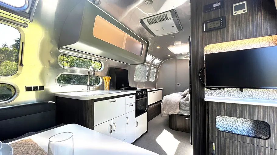 Airstream International 25 IB (2025) Die Innenaufnahme zeigt die Küchenzeile des Airstream International 25 IB (2025).