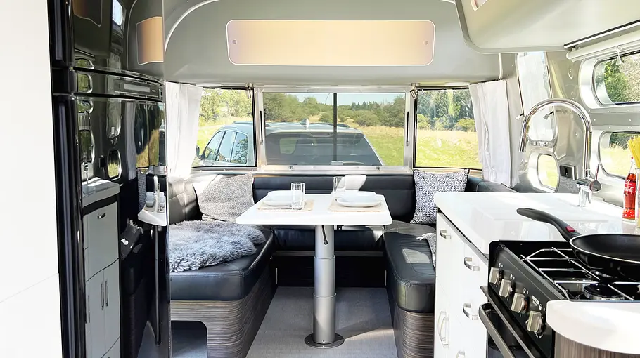Airstream International 25 IB (2025) Die Innentaufnahme zeigt den Wohnbereich des Airstream International 25 IB (2025).