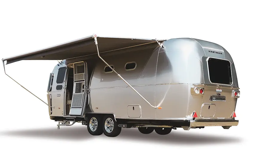 Airstream International 25 IB (2025) Die Studioaufnahme zeigt den Airstream International 25 IB von schräg hinten.