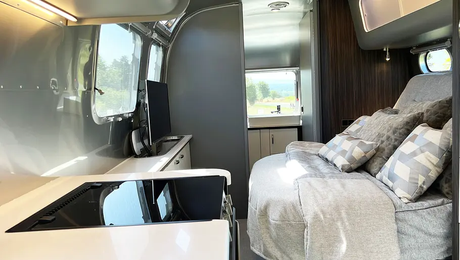 Airstream International 25 IB (2025) Die Innenaufnahme zeigt das Bett des Airstream International 25 IB (2025) in der Mittelposition.