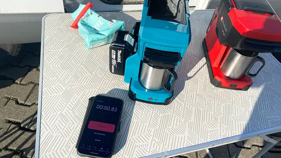 Akku-Kaffeemaschinen im Test mit Stoppuhr, fotografiert von oben.