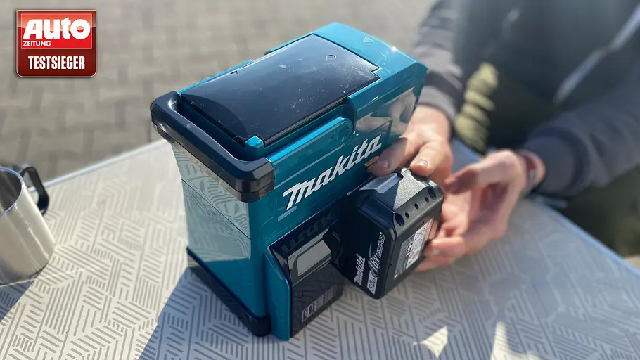 Akku-Kaffeemaschine von Makita im Test, fotografiert von schräg oben.