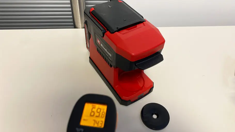 Akku-Kaffeemaschine von Einhell mit Thermemeter im Test, fotografiert von oben.