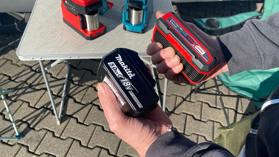 Akkus der Akku-Kaffeemaschine im Test, fotografiert von oben.