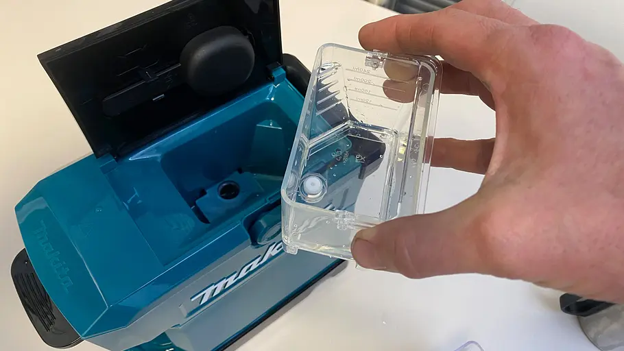 Akku-Kaffeemaschine von Makita mit Wasserbehälter im Test, fotografiert von oben.