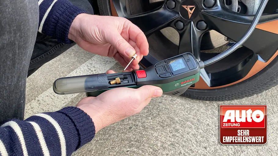 Testerhände mit Akku-Luftpumpe Bosch EasyPump im Test mit Fach für Adapter, fotografiert von der Seite. Testerhände mit Akku-Luftpumpe Bosch EasyPump im Test mit Fach für Adapter, fotografiert von der Seite.