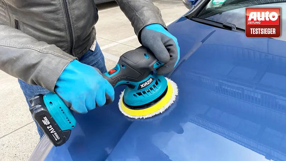 Akku-Poliermaschine von Xiazir bei der Anwendung am Auto.