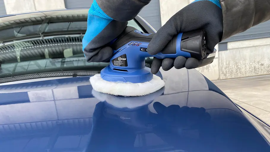 Akku-Poliermaschine von Cartrend bei der Anwendung am Auto.