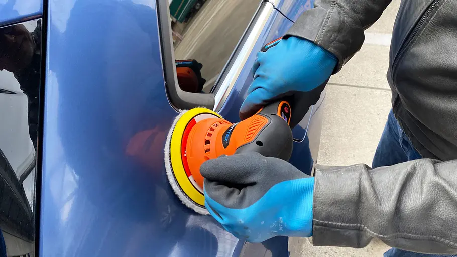 Akku-Poliermaschine von Protmex bei der Anwendung am Auto.