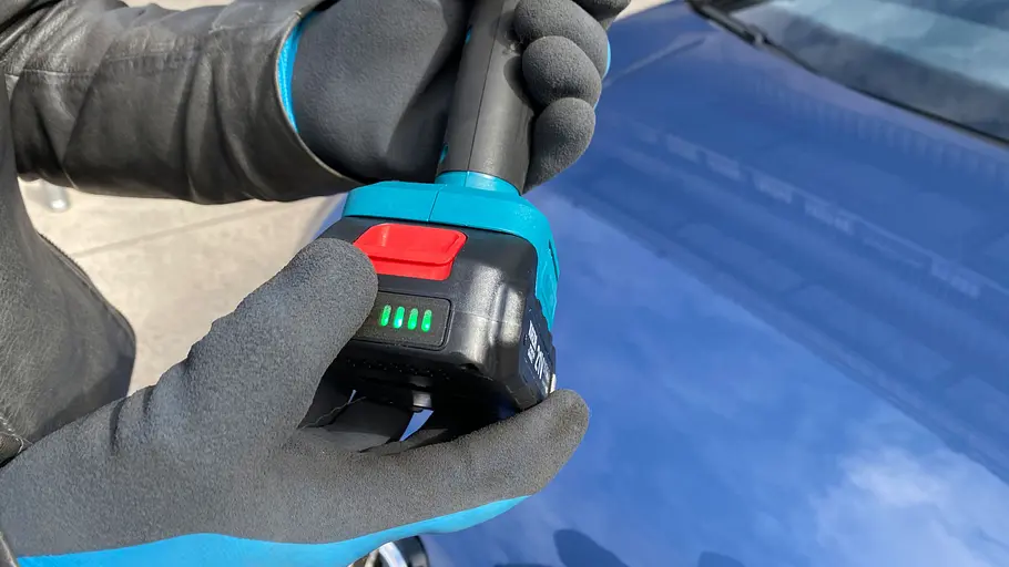 Akku-Poliermaschine von Xiazir bei der Anwendung am Auto.