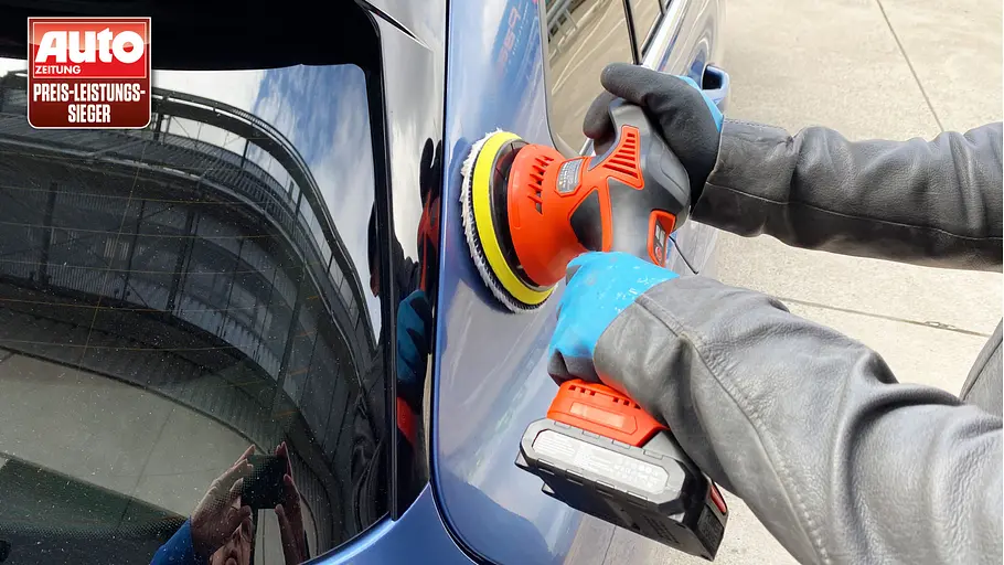 Akku-Poliermaschine von Gearlasso bei der Anwendung am Auto.