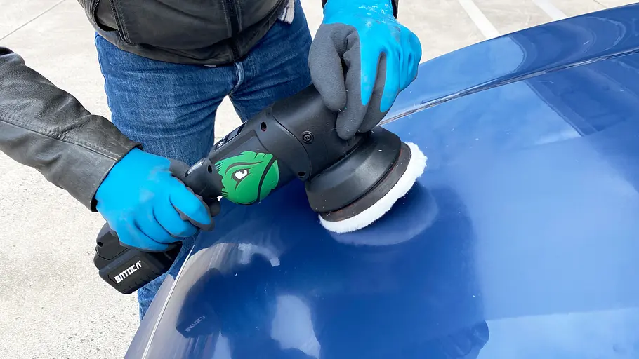 Akku-Poliermaschine von Batoca bei der Anwendung am Auto.