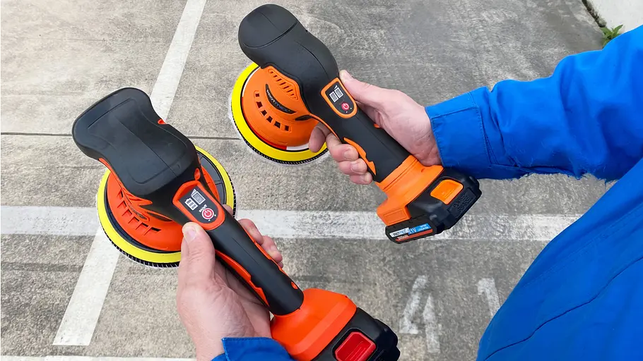 Akku-Poliermaschinen von Gearlasso (links) und Protmex (rechts) in den Händen des Testers.