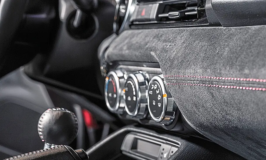 Ein mit Alcantara bezogenes Armaturenbrett im Detail fotografiert.