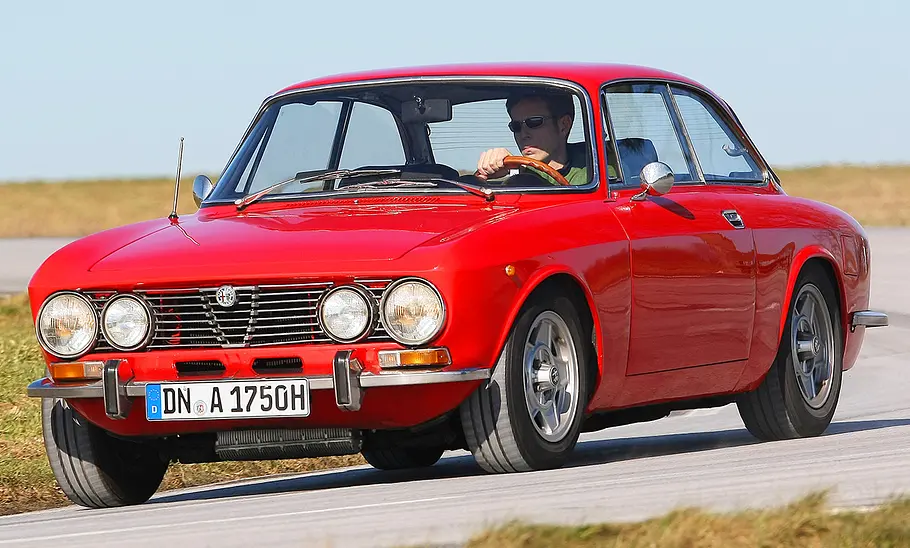 Der Alfa Romeo 1750 GTV fahrend von vorne.