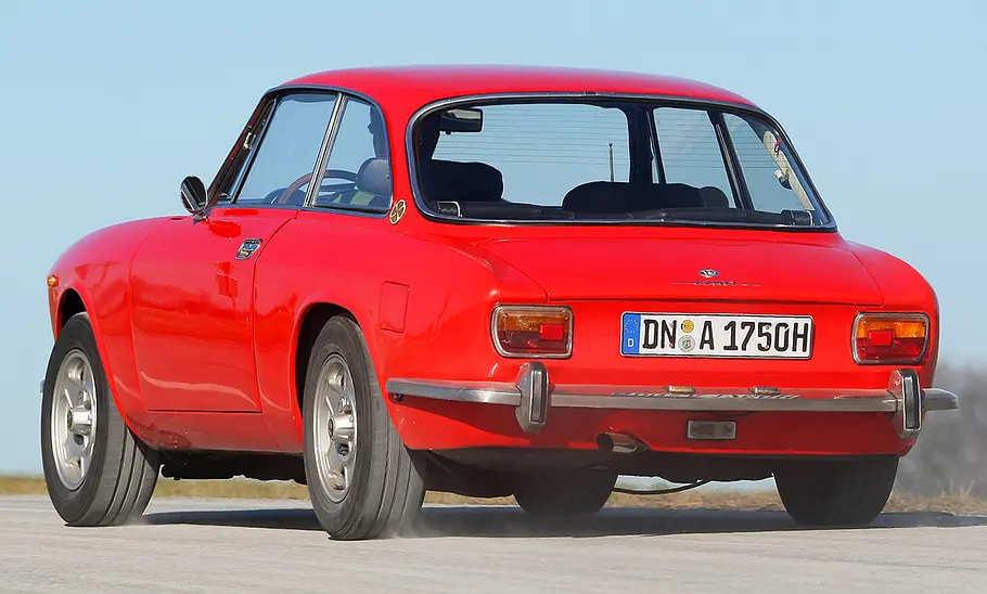 Der Alfa Romeo 1750 GTV fahrend von hinten.