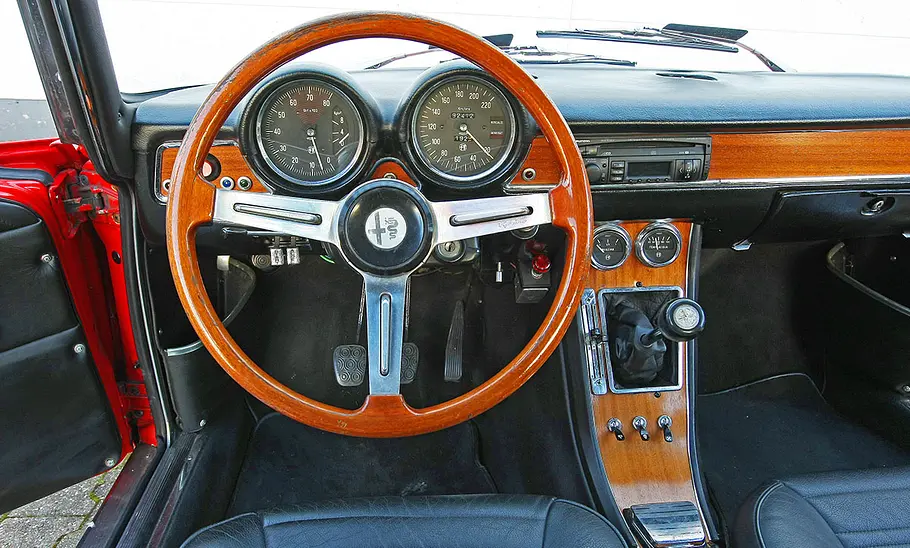 Das Cockpit des Alfa Romeo 1750 GTV.
