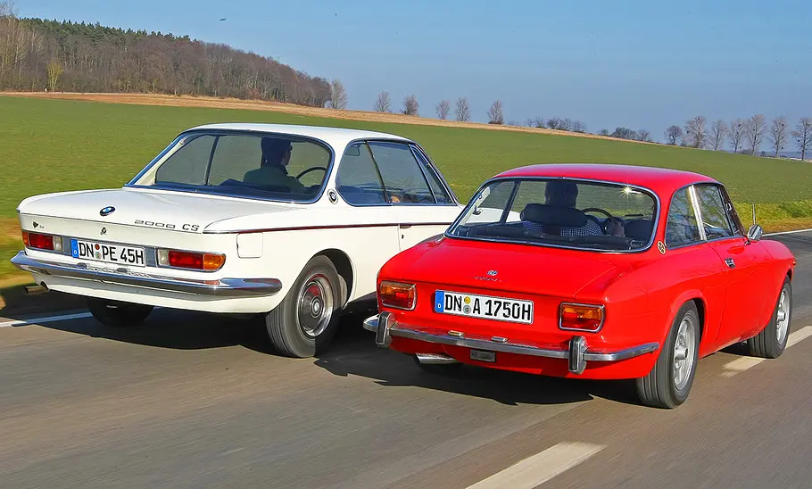 BMW 2000 CS und Alfa Romeo 1750 GTV fahrend von hinten.