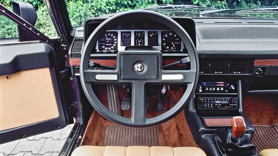 Das Cockpit des Alfa 6