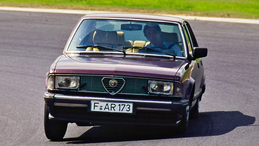 Alfa 6 fahrend von vorne fotografiert. 