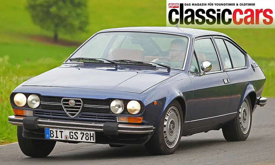 Alfa Romeo Alfetta GTV 2.0 Die Alfa Romeo Alfetta GTV 2.0 fahrend von schräg vorne