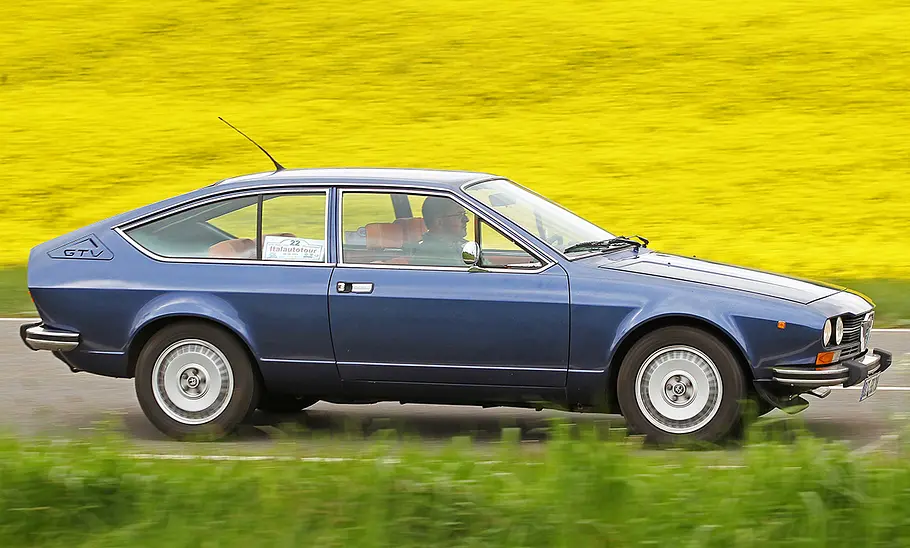 Alfa Romeo Alfetta GTV 2.0 Die Alfa Romeo Alfetta GTV 2.0 fahrend seitlich
