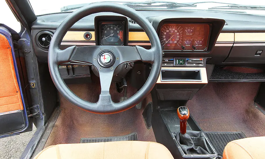 Alfa Romeo Alfetta GTV 2.0 Das Cockpit der Alfa Romeo Alfetta GTV 2.0
