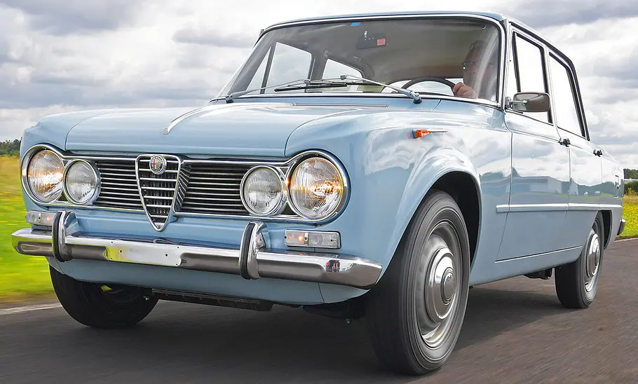 Die Alfa Romeo Giulia 1.6 TI fahrend von vorne.