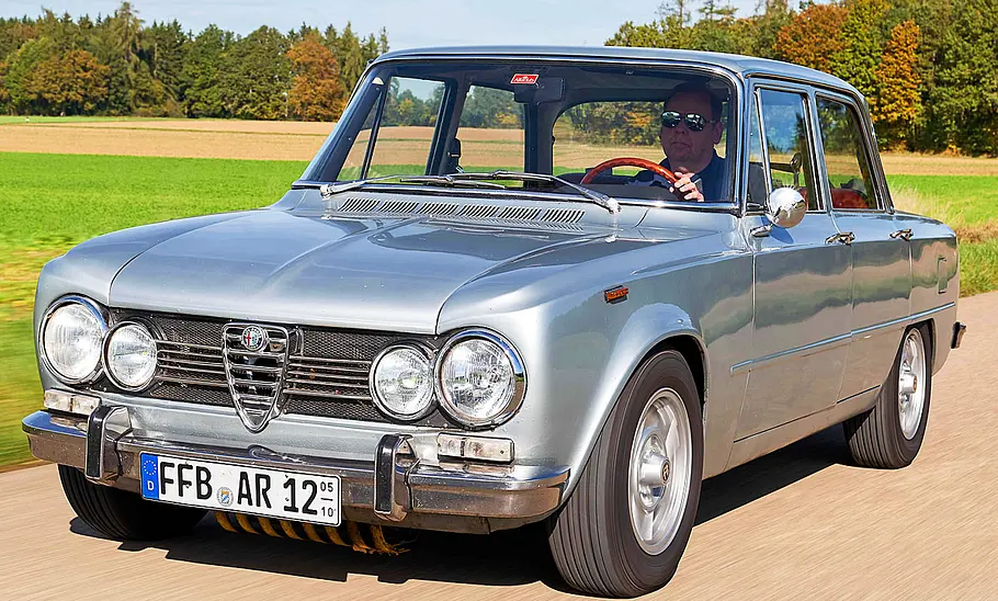 Alfa Romeo Giulia Super 1.3 fahrend von schräg vorne fotografiert.