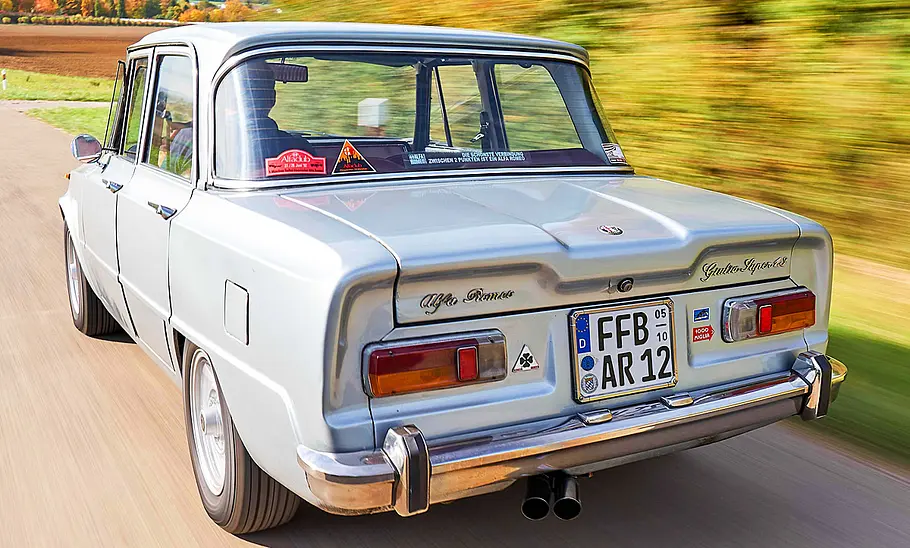 Alfa Romeo Giulia Super 1.3 fahrend von schräg hinten fotografiert.