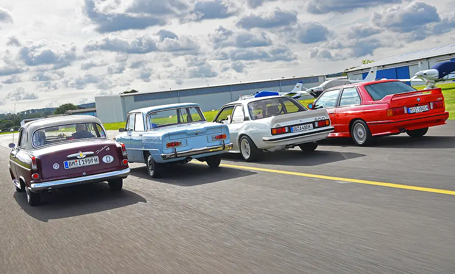 Borgward Isabella TS/Alfa Romeo Giulia 1.6 TI/Opel Ascona 400/BMW M3 (E30) Borgward Isabella TS, Alfa Romeo Giulia 1.6 TI, Opel Ascona 400 und BMW M3 (E30) fahrend von hinten.