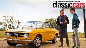 Alfa-Romeo-Chefdesigner Alejandro Mesonero-Romanos mit seiner Giulia GT 1300 Junior und Redakteur Tim Neumann. - Foto: Alfa Romeo