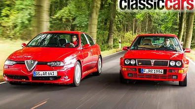 Der Alfa Romeo 156 GTA und der Lancia Delta Integrale fahrend von schräg vorne fotografiert. - Foto: Frank Ratering
