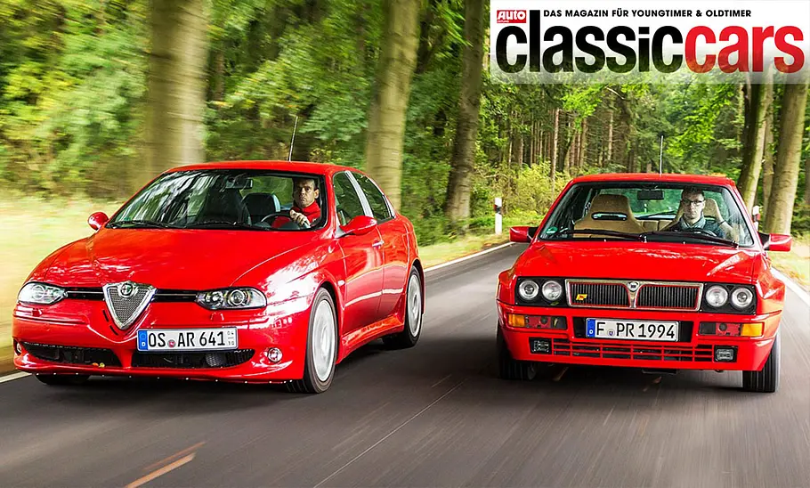 Der Alfa Romeo 156 GTA und der Lancia Delta Integrale fahrend von schräg vorne fotografiert.