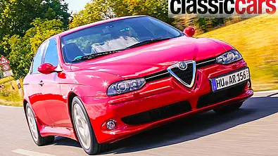 Der Alfa Romeo 156 GTA fahrend von schräg vorne fotografiert. - Foto: Niklas Gotta