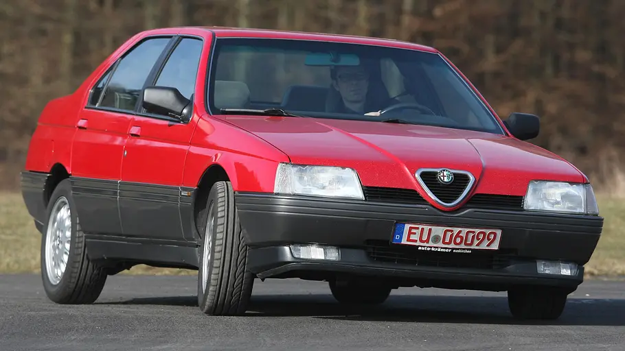 Alfa Romeo 164 3.0 V6 Alfa Romeo 164 3.0 V6 fahrend von schräg vorne fotografiert.