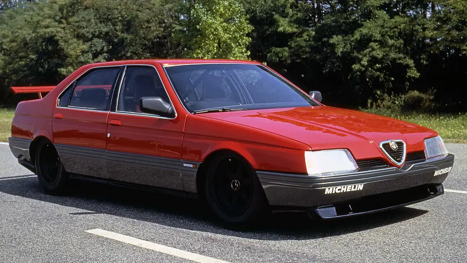 Alfa Romeo 164 ProCar Das Alfa Romeo 164 ProCar stehend von schräg vorne.