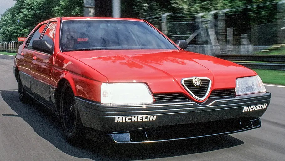 Alfa Romeo 164 ProCar Das Alfa Romeo 164 ProCar fahrend von vorne.